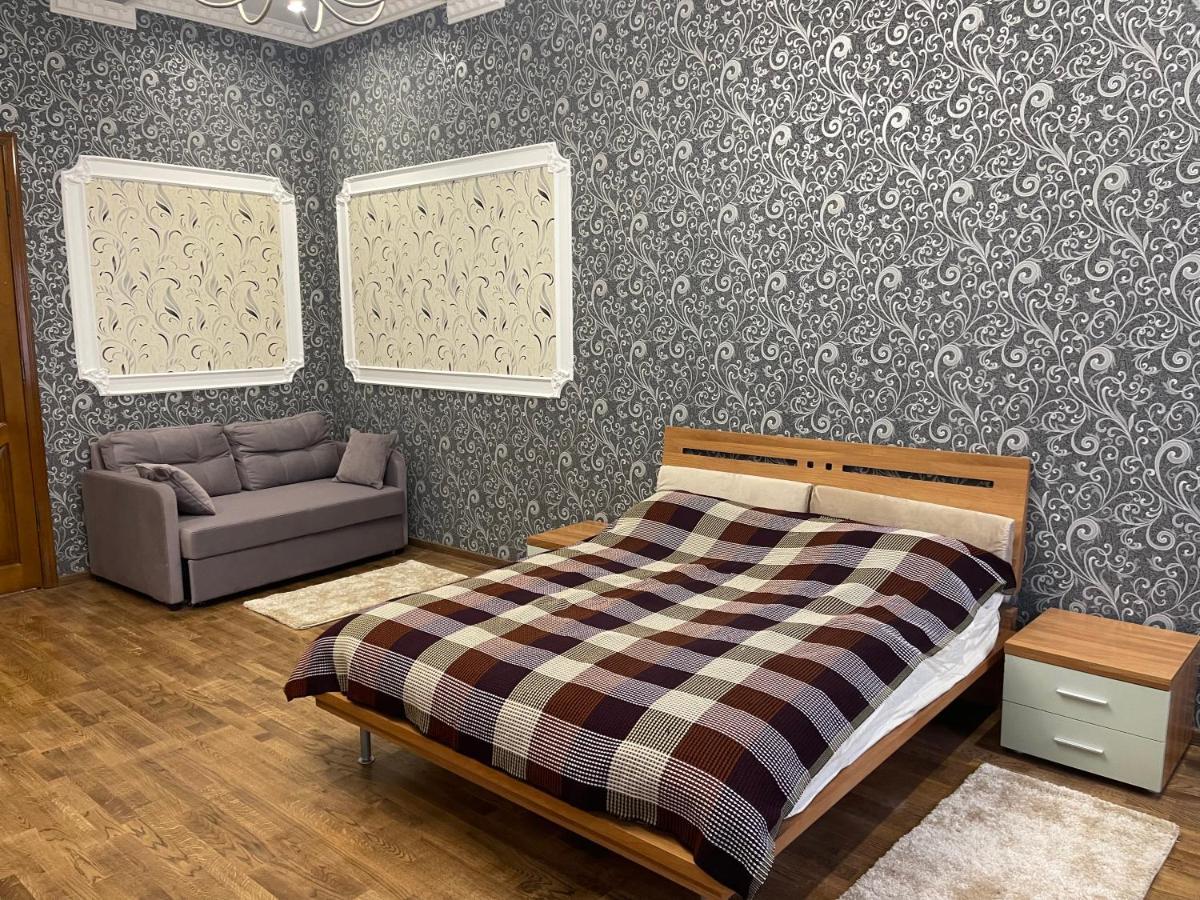 Lux Apartment In Zentrum 체르니우치 외부 사진