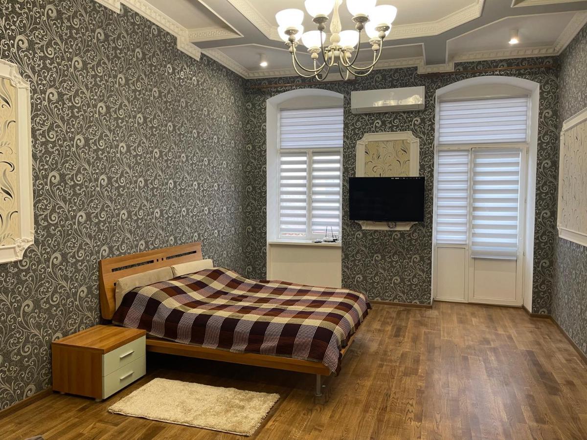 Lux Apartment In Zentrum 체르니우치 외부 사진