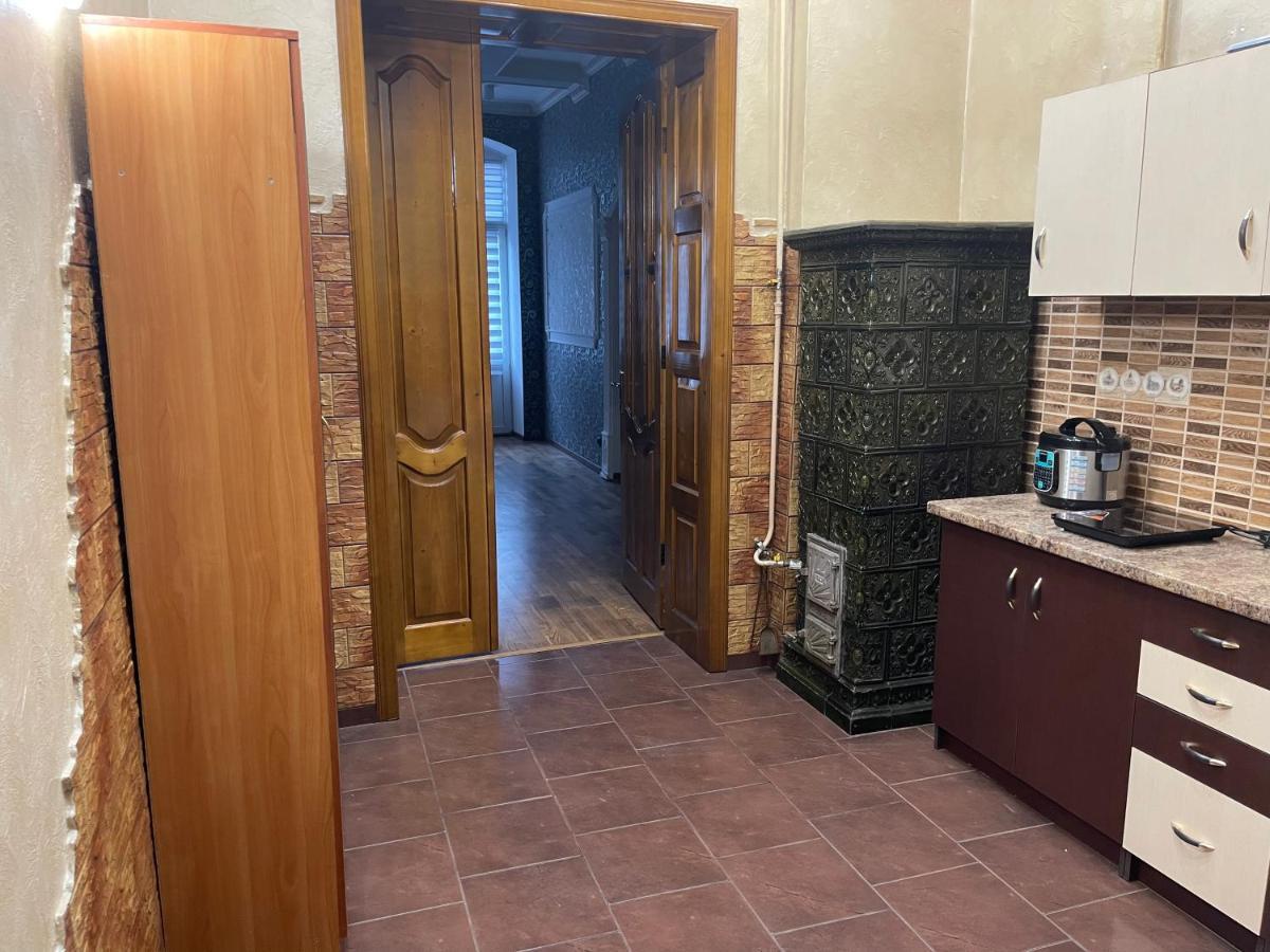 Lux Apartment In Zentrum 체르니우치 외부 사진