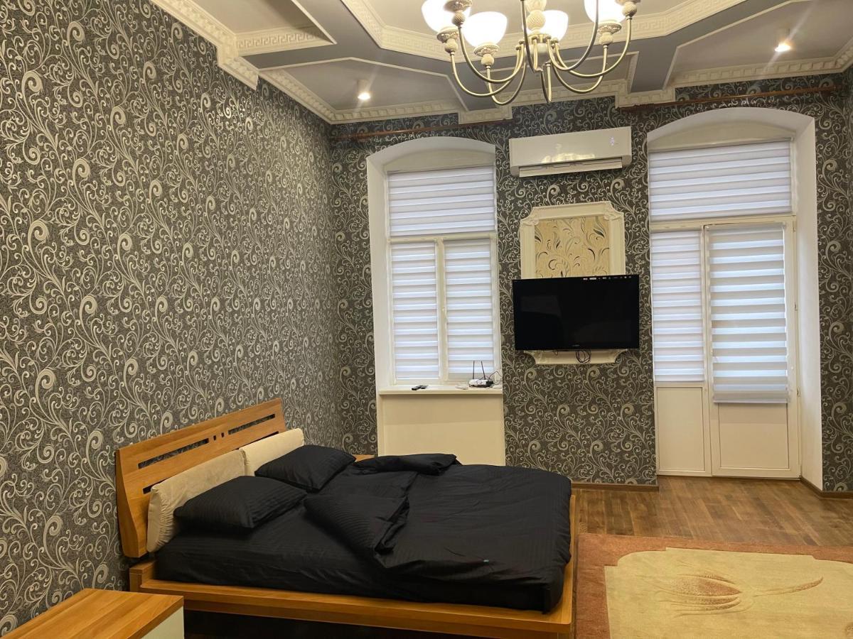 Lux Apartment In Zentrum 체르니우치 외부 사진