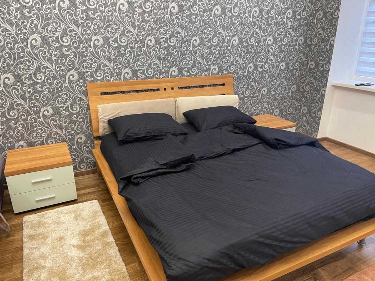 Lux Apartment In Zentrum 체르니우치 외부 사진