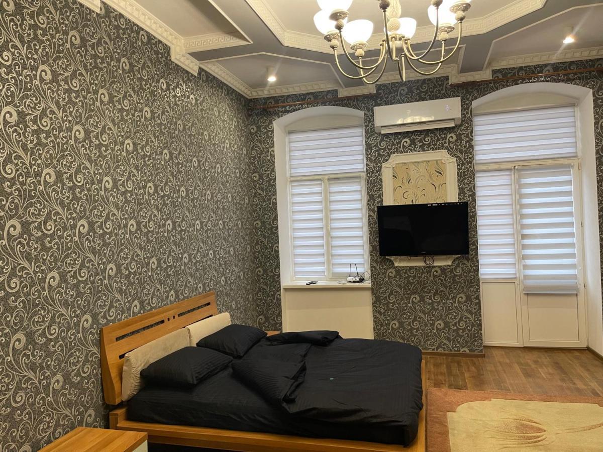 Lux Apartment In Zentrum 체르니우치 외부 사진
